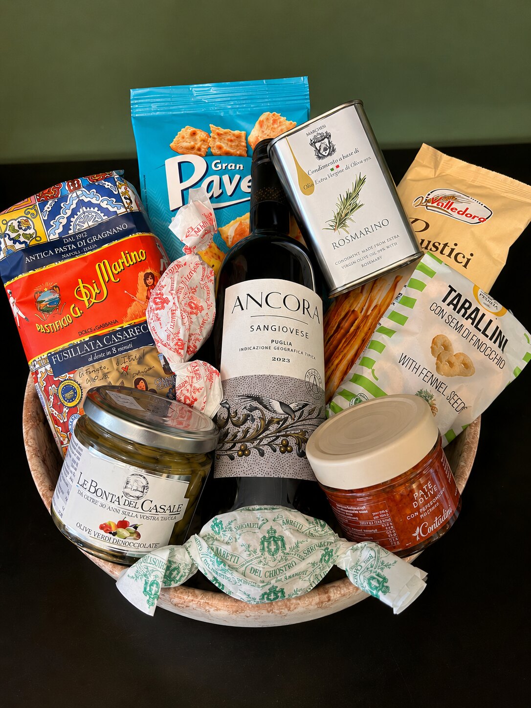Italiaans cadeaupakket met wijn, pasta en antipasti