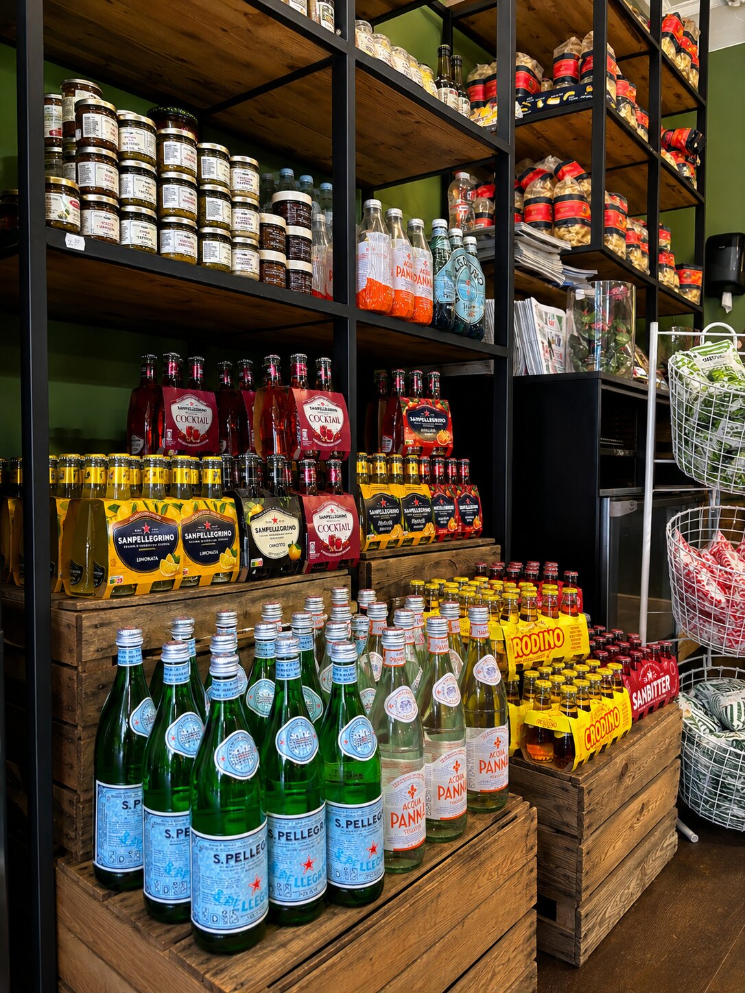 Italiaanse dranken en delicatessen in de winkel